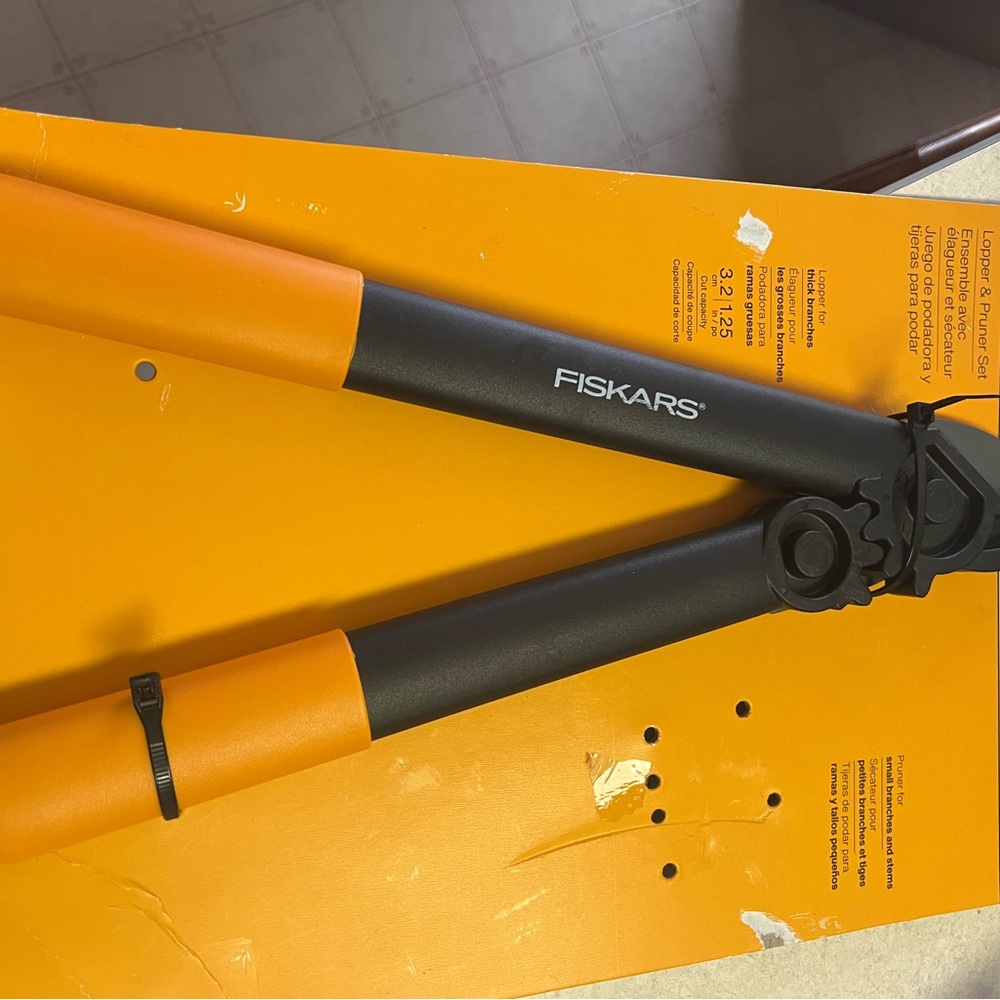 Fiskars Bypass Lopper - Orange and Black Garden Tool